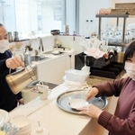 「水屋珈琲」を切り盛りする高島和雄さん、明美さん夫婦＝姫路市山野井町