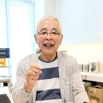 コラボメニュー「ろっくんあいす」を前に笑顔を見せるいわむらかずおさん（姫路文学館提供）