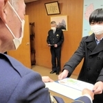 転倒した女性を助け、のじぎく賞を受けた橋本藍人さん＝福崎署