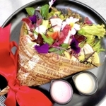 ５周年記念のフルコースで提供される「ブーケサラダ」（ホテルモントレ姫路提供）