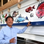 タイや松竹梅など縁起物が装飾された船の前に立つ奥村雅晴社長＝姫路市的形町的形