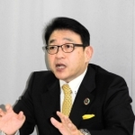 姫路市長選に向け、公約を説明する清元秀泰氏＝姫路市安田４