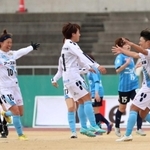 前半３４分、先制点を挙げたＡＳハリマの内田美鈴（右）と両手を広げて喜ぶ千葉園子（左）＝ウインク陸上競技場