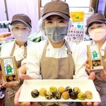 「カッパ、尻子玉あつめました。」を手にするみんなの家スタッフたち＝姫路市丸尾町