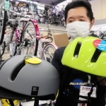 品薄が続くヘルメット。特に人気が高いのはカジュアルな「キャップタイプ」＝自転車デポ姫路中央店