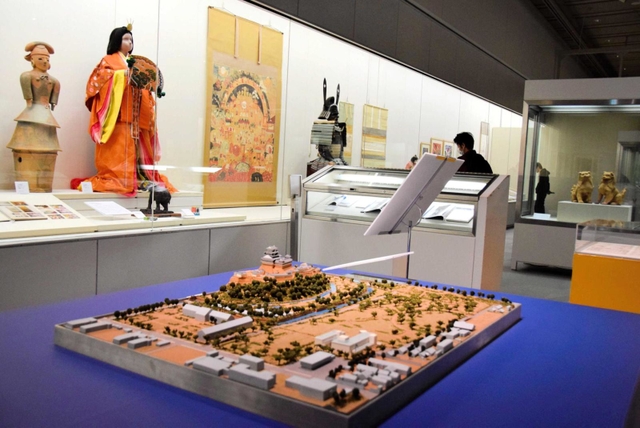 「県立歴史博物館の歴史」を振り返る特別展。手前は丹下健三氏の設計事務所が示した建設構想段階のジオラマ＝姫路市本町