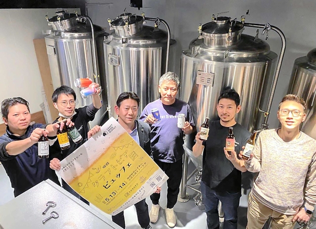 自慢の商品を手にイベントをアピールする姫路クラフトビール協会のメンバーたち＝姫路市西二階町、コガネ