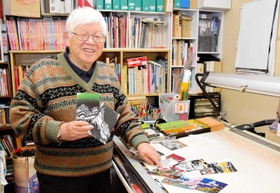 絵はがきセットの第９集を発表した、剪画作家の小坂通泰さん＝姫路市網干区