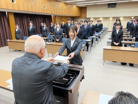 三宅知行理事長（左）から辞令を受ける新入職員たち＝姫路信用金庫