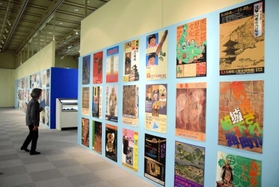 これまで県立歴史博物館で開かれた特別展のポスターが壁一面に並ぶ＝姫路市本町