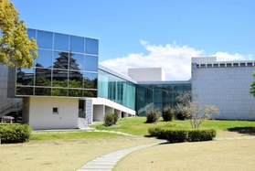 リニューアルオープンした県立歴史博物館。１年半ぶりに、外壁の鏡面ガラスに姫路城が映し出された＝姫路市本町