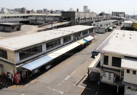 ３月に閉場した旧中央卸売市場。市長選では跡地の活用策も問われる＝姫路市延末