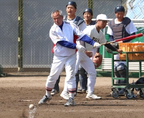 名門再建に取り組む東洋大姫路の岡田龍生監督。ノックなど精力的に動き回る＝姫路市打越の同校グラウンド
