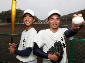 岡田監督が投打の柱に期待する露本一惶捕手（左）と内海誠揮投手＝姫路市打越の同校グラウンド