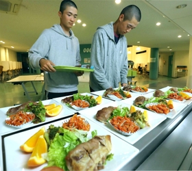 管理栄養士が考えたメニュー。寮生は学校食堂で栄養バランスが取れた食事を口にできる＝姫路市書写の同校