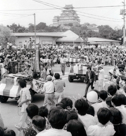 １９７７年８月、大手前通りで優勝パレードする東洋大姫路ナイン＝姫路市内