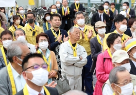 姫路市長選が告示され、候補者の訴えに耳を傾ける有権者ら＝同市内（撮影・辰巳直之）