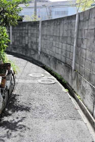 「恋の浜城」の跡とされる場所に残る湾曲した道＝姫路市白浜町