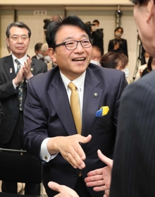 当選確実の報が届き、支援者と握手する清元秀泰氏＝姫路市安田２（撮影・辰巳直之）