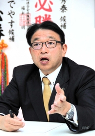 当選から一夜明け、２期目への抱負を語る清元秀泰氏＝姫路市安田２