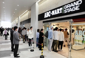 高級スニーカーを扱うテナントにはオープンと同時に大勢の買い物客が入店した＝山陽百貨店南館