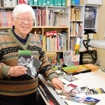 絵はがきセットの第９集を発表した、剪画作家の小坂通泰さん＝姫路市網干区