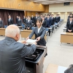三宅知行理事長（左）から辞令を受ける新入職員たち＝姫路信用金庫