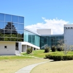 リニューアルオープンした県立歴史博物館。１年半ぶりに、外壁の鏡面ガラスに姫路城が映し出された＝姫路市本町