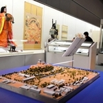 「県立歴史博物館の歴史」を振り返る特別展。手前は丹下健三氏の設計事務所が示した建設構想段階のジオラマ＝姫路市本町