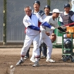 名門再建に取り組む東洋大姫路の岡田龍生監督。ノックなど精力的に動き回る＝姫路市打越の同校グラウンド