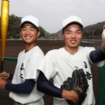 岡田監督が投打の柱に期待する露本一惶捕手（左）と内海誠揮投手＝姫路市打越の同校グラウンド