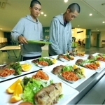 管理栄養士が考えたメニュー。寮生は学校食堂で栄養バランスが取れた食事を口にできる＝姫路市書写の同校