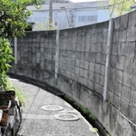 「恋の浜城」の跡とされる場所に残る湾曲した道＝姫路市白浜町