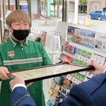 感謝状を受け取る児嶋大輔さん＝姫路市広畑区東新町２