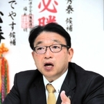 ２３日投開票の兵庫県姫路市長選で再選された現職清元秀泰氏（５９）＝自民、公明推薦＝が２４日、同市安田２の選挙事務所で会見した。市立３高校の統合新設について「２０３０年ごろまでに新校舎を手柄地域へ建設する」と初めて時期に言及。人口減対策にも注力するとし、少子高齢化が顕著な市郊外を「住みやすい地域にしていく」と語った。主なやりとりは次の通り。（田中宏樹）