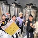 自慢の商品を手にイベントをアピールする姫路クラフトビール協会のメンバーたち＝姫路市西二階町、コガネ