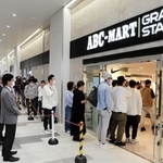 高級スニーカーを扱うテナントにはオープンと同時に大勢の買い物客が入店した＝山陽百貨店南館