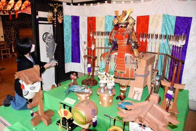 神戸の上田人形店が大正期に製作した大型の座敷飾り。「らんぷの家」に展示している＝姫路市香寺町中仁野