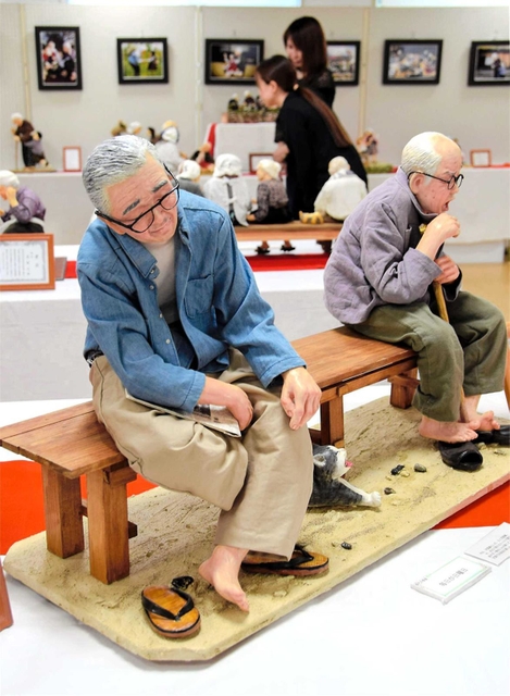 細かい部分までリアルに再現した人形が並ぶ会場＝姫路市四郷町見野