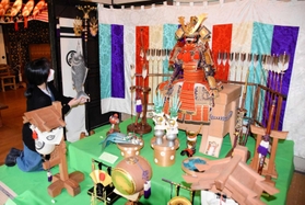 神戸の上田人形店が大正期に製作した大型の座敷飾り。「らんぷの家」に展示している＝姫路市香寺町中仁野