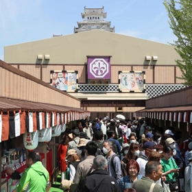 城下に立つ仮設の特設劇場。地元特産品がそろう店も建てられ、公演日は大勢の人でにぎわう＝姫路市本町