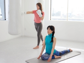 ボクシングやヨガ、ピラティスを体験できるジムを開いた雨盛佑美さん（左）と牧野千春さん＝姫路市飾磨区今在家