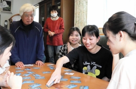 トランプで交流を深めるベトナム人女性や地域住民＝姫路市香寺町相坂