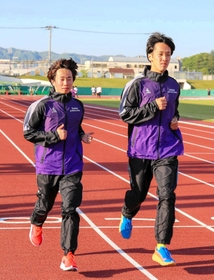 山陽特殊製鋼陸上競技部に今春加入した北野開平選手（左）と片山直人選手＝ウインク陸上競技場