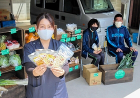 乾燥野菜やドライフルーツを手にする古賀千咲さん（左）ら＝いくせいの里