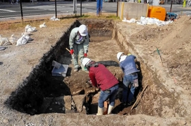遺構を発掘する作業員ら（同センター提供）