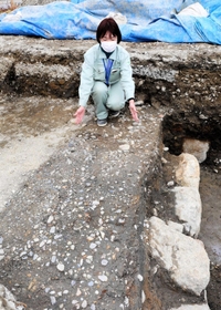 小石を敷き詰めた路面部分。発掘調査で初めて確認された＝姫路市神屋町６