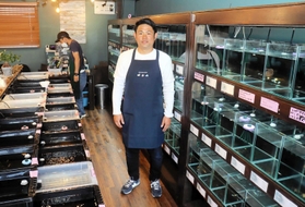 メダカ販売店を立ち上げた「つなげる株式会社」の仲里航社長＝姫路市神屋町