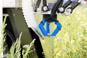 ロボットがカモミールの花をつまみ、摘み取っていく＝姫路市夢前町山之内