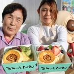 ガジロウや一つ目小僧の焼き印が押されたパンケーキを持つ、ヒサヤの前田久子代表（左）とこびとぱんの細越花菜店長＝福崎町南田原